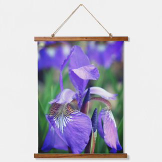 淡いパープルブルーのアイリスフラグの花 吊り下げ型タペストリー