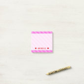 淡いピガーリーンクと濃いピンクのハートストライプパターン ポストイット (デスク上)