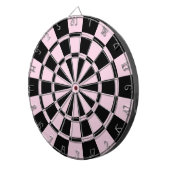 淡いピンクおよび黒い ダーツボード (正面右)