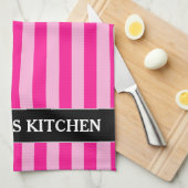 淡いピンクと深いピンクのストライプ名前をカスタムする+ キッチンタオル (四つ折り)