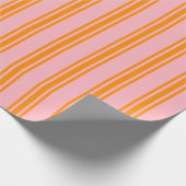 淡いピンクと濃いオレンジ色のストライプ ラッピングペーパー (角)