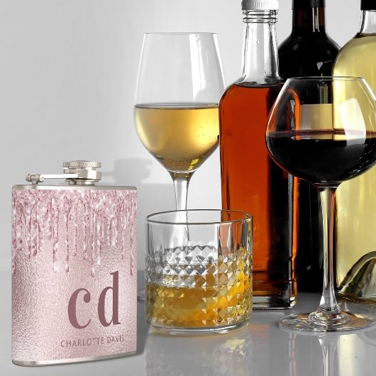 淡いピンクのグリッターが垂れたモノグラム名前 フラスク