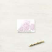 淡いピンクのシャクヤクは衰退します ポストイット (デスク上)