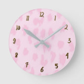 淡いピンクのチータのヒョウのプリントはカスタムに斑点を付けます ラウンド壁時計 (正面)