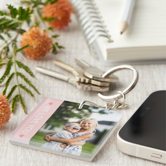 淡いピンクのハート私たちはあなたを愛する写真 キーホルダー (正面右)