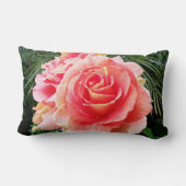 淡いピンクのバラの花のクローズアップはっきりした写真 ランバークッション (裏面)