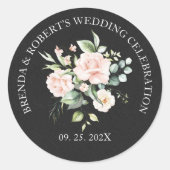 淡いピンクのバラの花束 黒いリネン生地の上 ラウンドシール (正面)