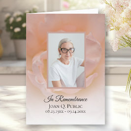 淡いピンクのバラ花の花弁葬儀サービスを折り畳み プログラム