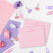 淡いピンクのモノグラムが並んだ ノートカード