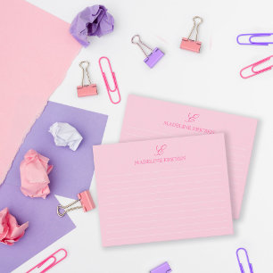 淡いピンクのモノグラムが並んだ ノートカード