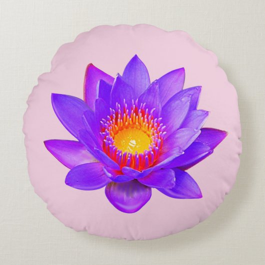 淡いピンクの上のスミレ色の蓮の花 ラウンドクッション (正面)