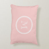 淡いピンクの上限の着色されたモノグラム アクセントクッション (裏面(縦))