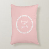 淡いピンクの上限の着色されたモノグラム アクセントクッション (正面(垂直))