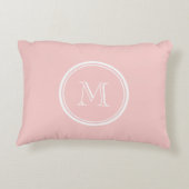 淡いピンクの上限の着色されたモノグラム アクセントクッション (裏面)