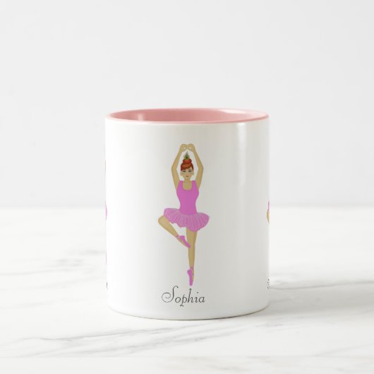 淡いピンクの服を着た美しいバレエダンサー ツートーンマグカップ (中央)