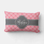 淡いピンク白いモロッコパターンダークグレーモノグラム ランバークッション (裏面)