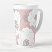 淡いピンク色の白い花 カフェラテマグ (右アングル)