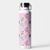 淡いピンク色の繊細なワイルドフラワー。カスタム. ウォーターボトル (背面)