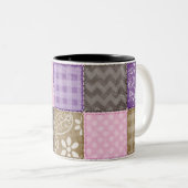 淡いピンク、紫色、及び暗灰色一見をキルトにしました ツートーンマグカップ (正面右)
