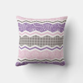 淡いピンク、紫、トープの国のパターン クッション (裏面)