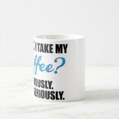 淡いブルーおよび黒い文字が付いているおもしろいなコーヒー・マグ コーヒーマグカップ (中央)