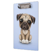 淡いブルーのかわいいベビーのパグの小犬 クリップボード (左)