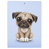 淡いブルーのかわいいベビーのパグの小犬 クリップボード (裏面)
