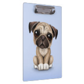淡いブルーのかわいいベビーのパグの小犬 クリップボード (右)
