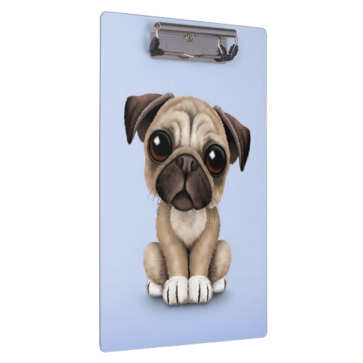 淡いブルーのかわいいベビーのパグの小犬 クリップボード (右)