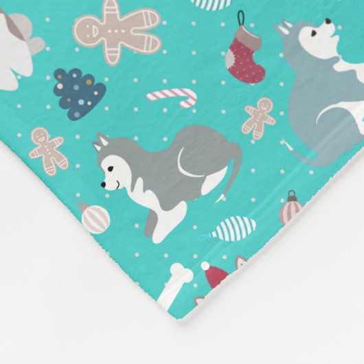 淡いブルーのクリスマスハスキーな犬毛布 フリースブランケット (角)