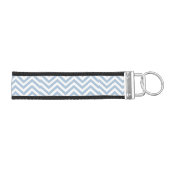淡いブルーのグランジな織り目加工のシェブロン リストバンドキーホルダー (鍵右)