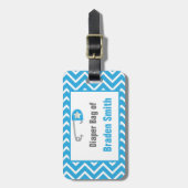 淡いブルーのシェブロンのベビー ラゲッジタグ (正面縦)
