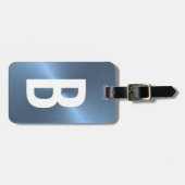 淡いブルーのブラシをかけられた金属モノグラムのイニシャル ラゲッジタグ (正面横)