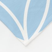 淡いブルーの大きいパターンの生命白の花 フリースブランケット (角)