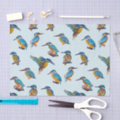 淡いブルーの背景で絵を描かれるカワセミ 薄葉紙 (クラフト)