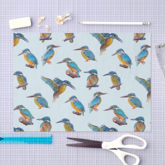 淡いブルーの背景で絵を描かれるカワセミ 薄葉紙 (クラフト)