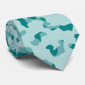 淡いブルーの背景のクールな迷彩柄のティール(緑がかった色) ネクタイ (ロール)