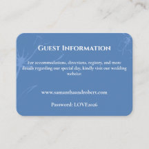 淡いブルーの花をあしらったミニマルなウェディングスタイル