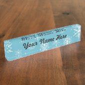 淡いブルーの雪片のクリスマスのデザイン デスクネームプレート (側面)