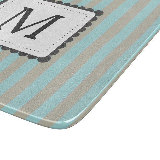 淡いブルー及びベージュ色ストライプのカスタムのモノグラム カッティングボード (角)