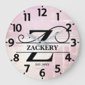 淡いラベンダーのダメージ加工されたZのモノグラム ラージ壁時計 (正面)