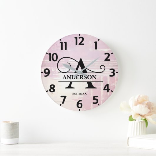 淡いラベンダー色のダメージ加工されたモノグラム ラージ壁時計 (ホーム)