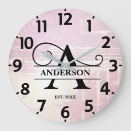 淡いラベンダー色のダメージ加工されたモノグラム ラージ壁時計