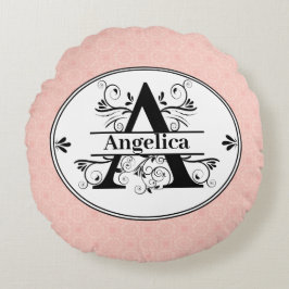 淡い小さなピンク色の背景を持つモノグラムA ラウンドクッション