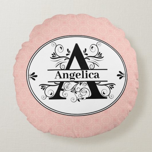 淡い小さなピンク色の背景を持つモノグラムA ラウンドクッション (正面)