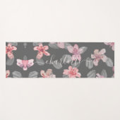 淡い灰色とピンクのモノグラム ヨガマット (正面(横))