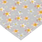 淡い灰色にピンクと白のプルメリアの花 テーブルクロス (アングル)
