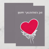 淡い灰色のミニマルなバレンタインデーのカードに赤いハート シーズンカード (正面/裏面)