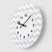 淡い灰色の白い山形のジグザグパターン ラージ壁時計 (傾斜)