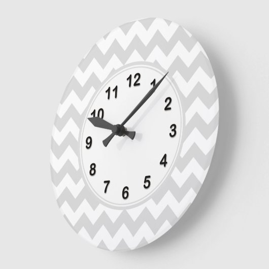 淡い灰色の白い山形のジグザグパターン ラージ壁時計 (傾斜)